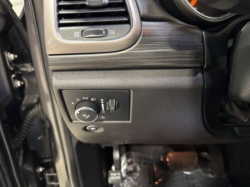 Used 2019 Jeep Grand Cherokee Laredo AWD/4WD image 12