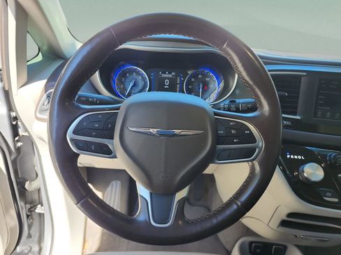 Used 2019 Chrysler Pacifica Touring-L image 10