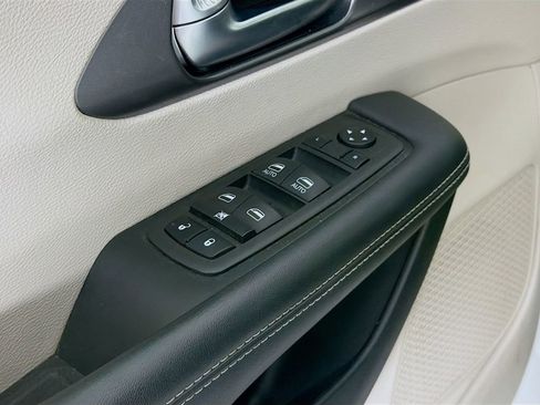 Used 2023 Chrysler Pacifica Touring-L image 20