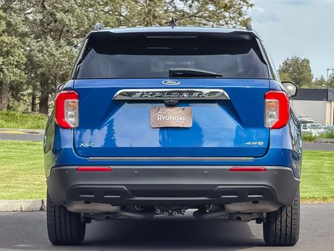 Used 2023 Ford Explorer XLT AWD/4WD image 5