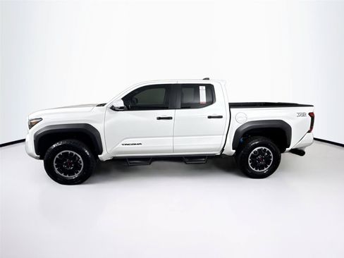 Certified 2025 Toyota Tacoma TRD Off-Road AWD/4WD image 12