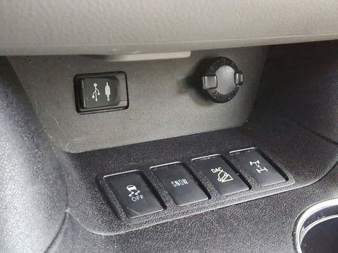 Used 2016 Toyota Highlander XLE image 25