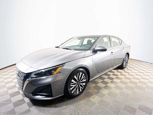 Certified 2023 Nissan Altima 2.5 SV FWD image 1