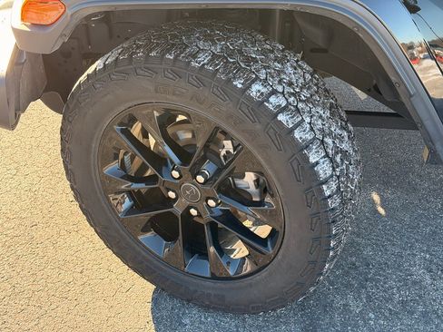 Used 2025 Jeep Gladiator Sport image 9