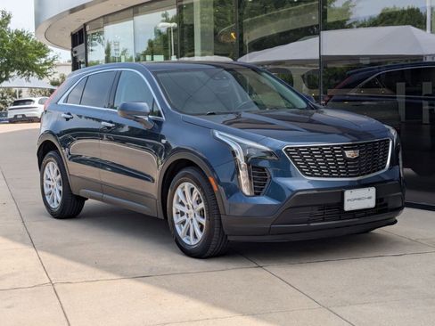 Used 2021 Cadillac XT4 Luxury w/ Cold Weather Package FWD image 7
