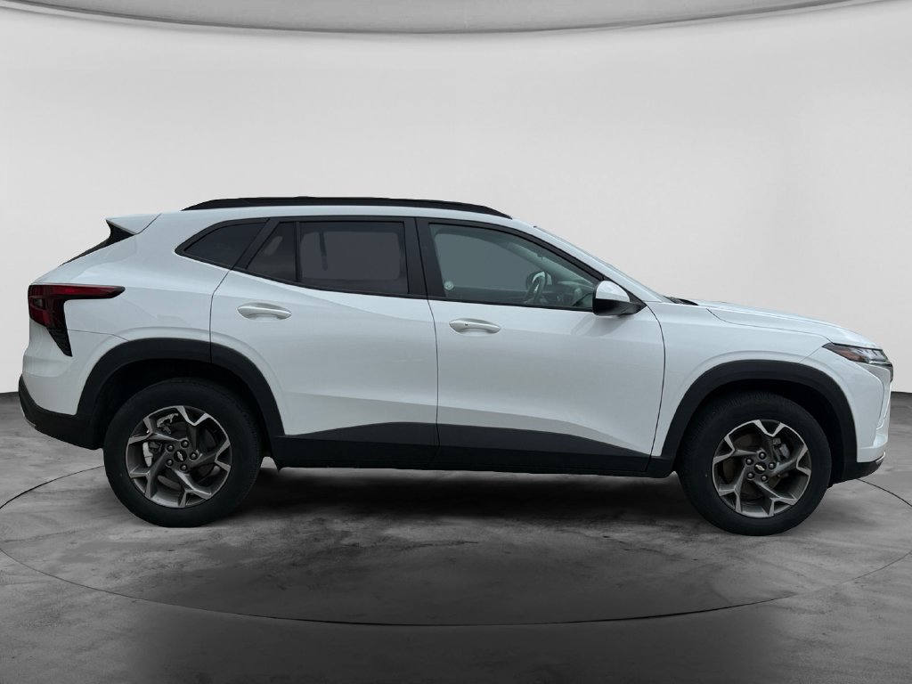 Used 2025 Chevrolet Trax LT w/ LT Convenience Package FWD image 11