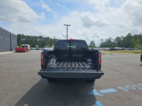 Used 2024 Nissan Frontier SV RWD image 17