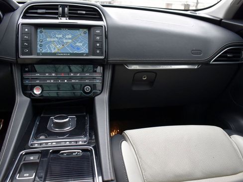 Used 2018 Jaguar F-PACE R-Sport image 15