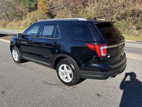 Used 2018 Ford Explorer XLT w/ Equipment Group 201A image 5