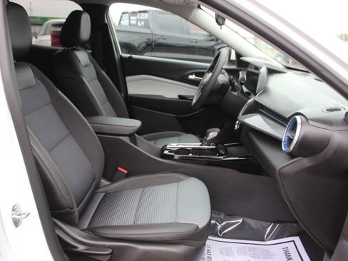 Used 2025 Chevrolet Trax LT FWD image 9