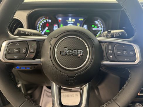 Used 2025 Jeep Wrangler Unlimited Sahara w/ Safety Group AWD/4WD image 15