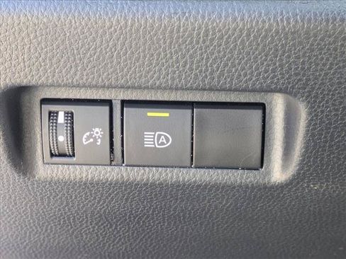 Used 2021 Toyota RAV4 LE AWD/4WD image 11
