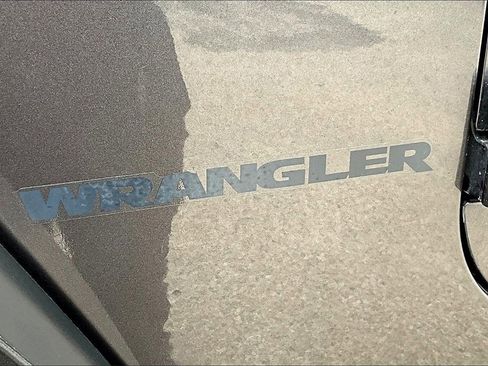 Used 2016 Jeep Wrangler Unlimited Sahara image 32