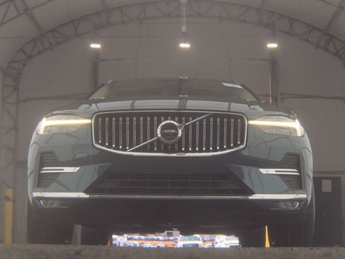Used 2023 Volvo XC60 B5 Ultimate w/ Protection Package Premier FWD image 4