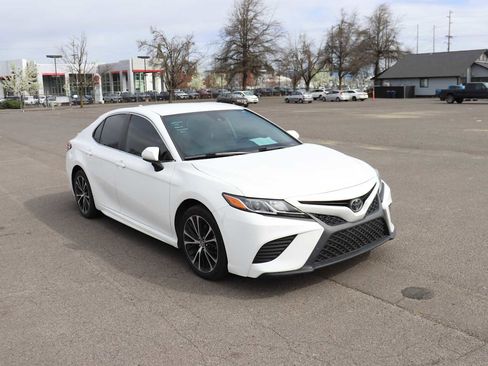 Certified 2020 Toyota Camry SE image 3