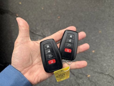 Used 2020 Toyota Highlander XLE image 35