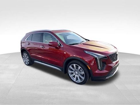 Used 2023 Cadillac XT4 Premium Luxury w/ Technology Package FWD image 3