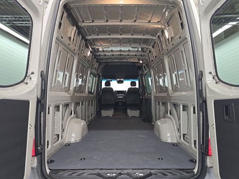 Used 2023 Mercedes-Benz Sprinter 2500 image 6
