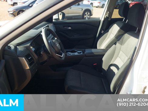 Used 2024 Nissan Rogue SV image 7