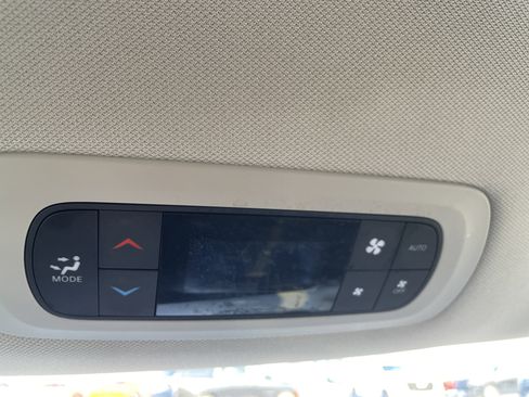 Used 2024 Chrysler Pacifica Touring-L image 18