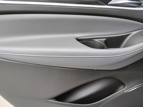 Used 2023 Buick Enclave Essence image 15