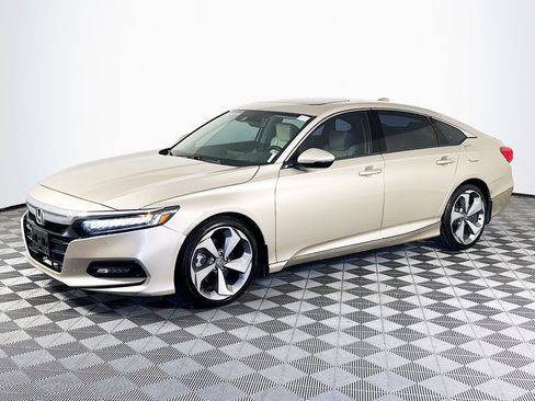 Used 2018 Honda Accord Touring image 4