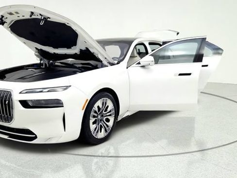 Used 2023 BMW i7 xDrive60 AWD/4WD image 13