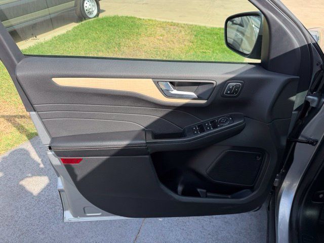 Used 2022 Ford Escape Titanium w/ Titanium Premium Package FWD image 9