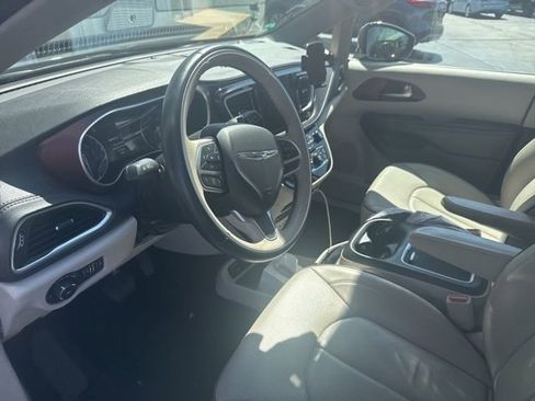 Used 2017 Chrysler Pacifica Limited w/ UConnect Theater Package FWD image 43