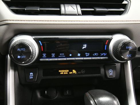 Used 2021 Toyota RAV4 XLE FWD image 15