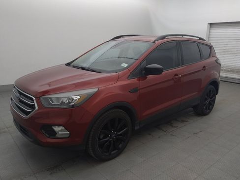 Used 2018 Ford Escape SE w/ SE Sport Appearance Package FWD image 2