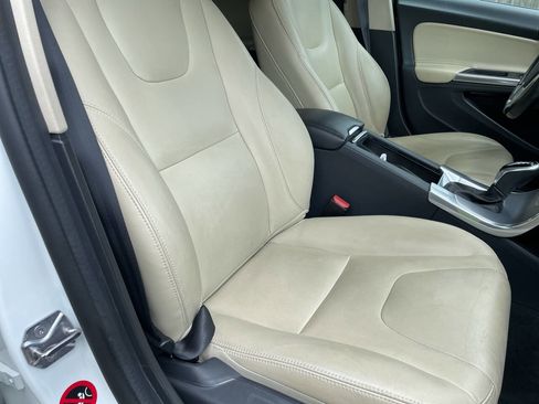 Used 2017 Volvo V60 T5 Cross Country w/ Climate Package image 26