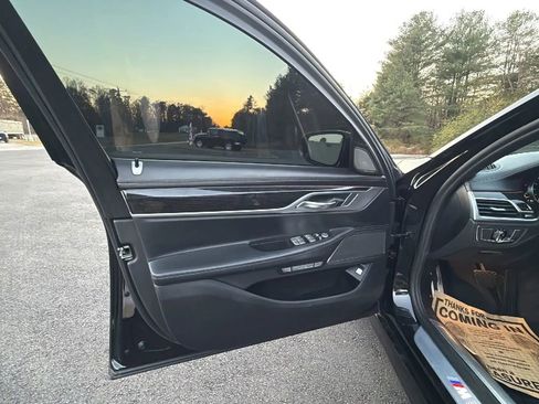 Used 2017 BMW 750i image 12