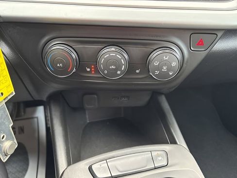 Used 2025 Chevrolet Trax RS w/ Sunroof Package image 36