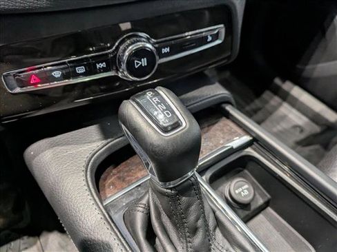 Used 2018 Volvo XC90 T6 Momentum w/ Convenience Package image 12