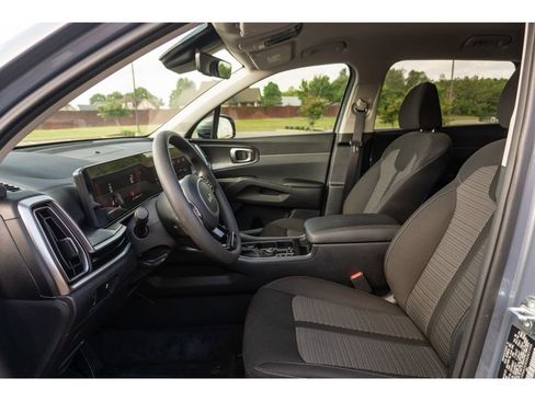Used 2025 Kia Sorento LX FWD image 12