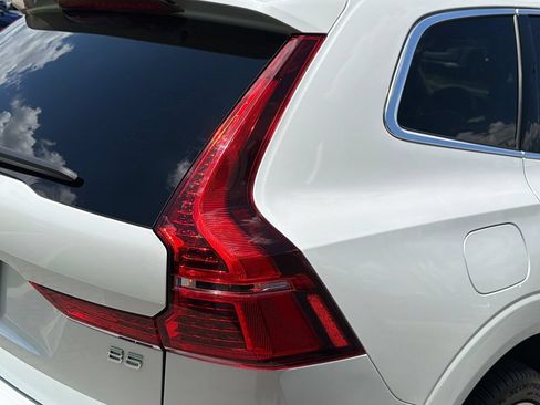Used 2023 Volvo XC60 B5 Ultimate w/ Climate Package FWD image 9
