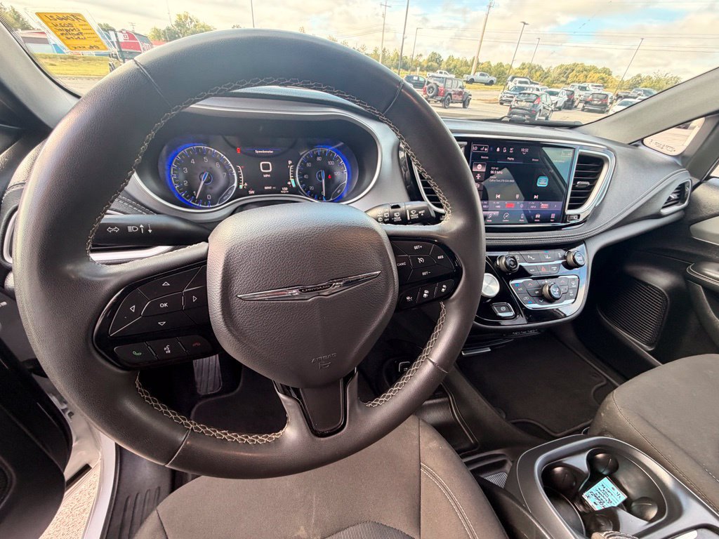 Used 2024 Chrysler Pacifica Touring FWD image 20