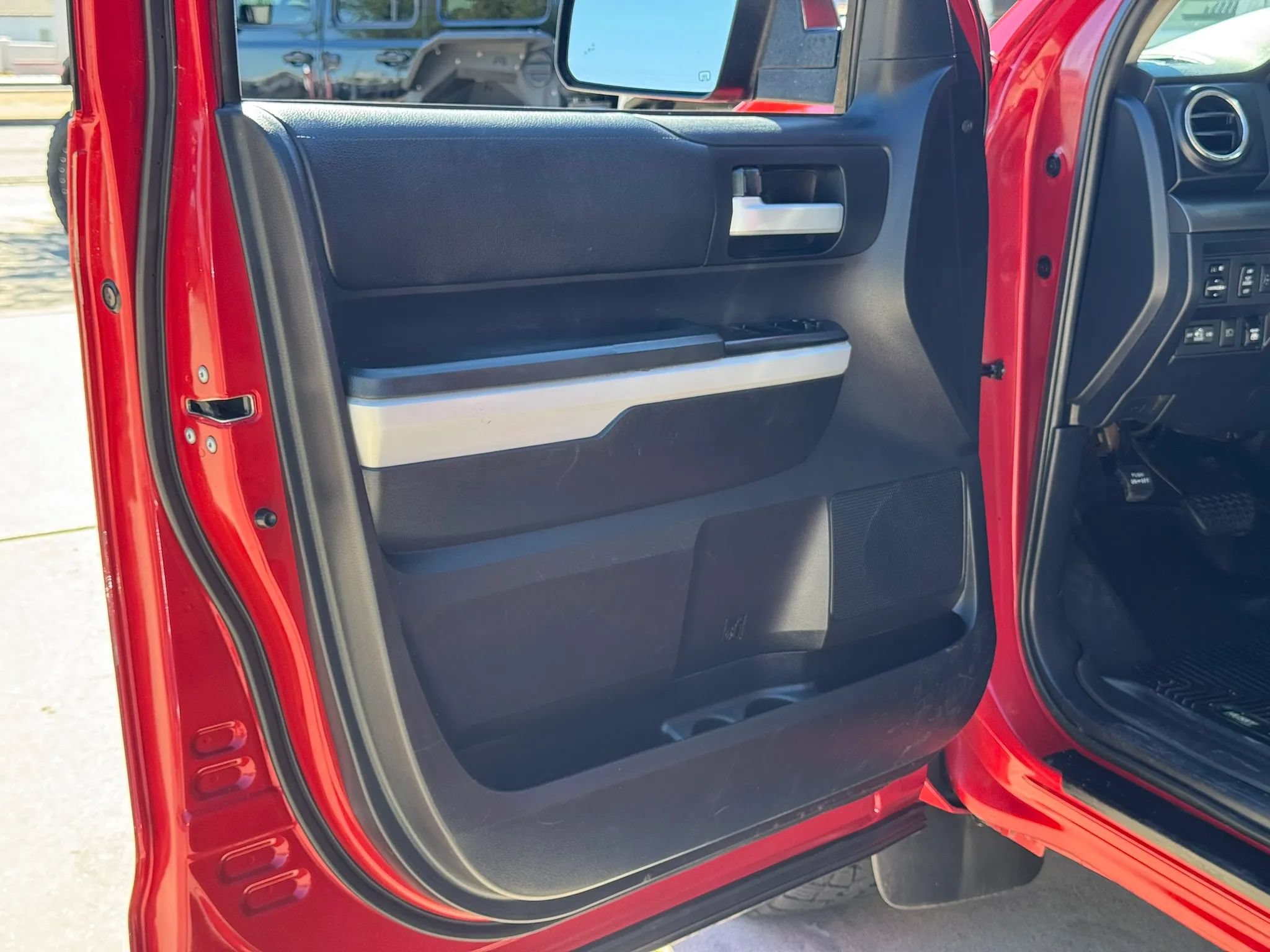 Used 2020 Toyota Tundra SR5 w/ SR5 Convenience Package RWD image 9