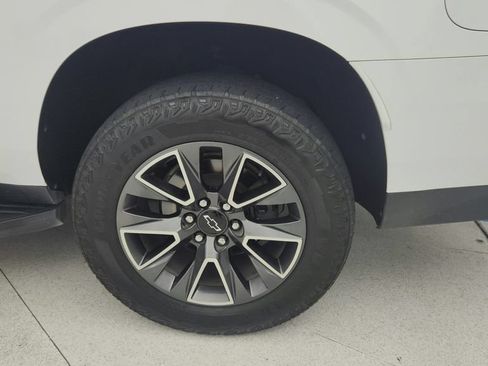 Used 2021 Chevrolet Suburban LT w/ Luxury Package RWD image 28