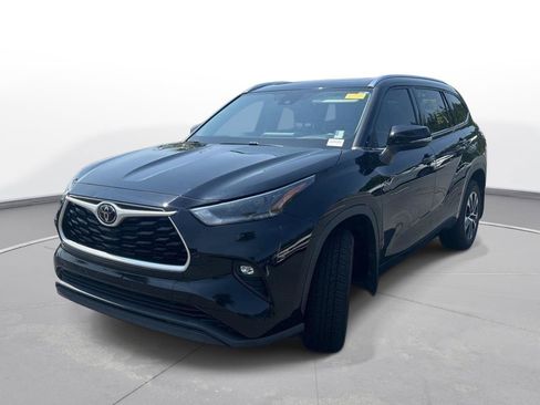 Used 2021 Toyota Highlander XLE AWD/4WD image 2