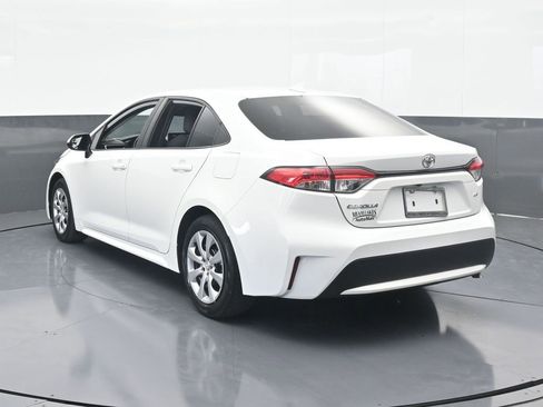 Used 2022 Toyota Corolla LE image 4
