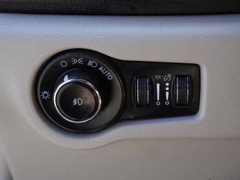 Certified 2023 Chrysler Pacifica Touring-L FWD image 13