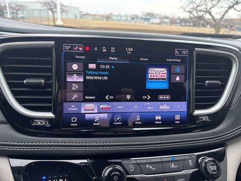 Used 2023 Chrysler Pacifica Touring-L image 8