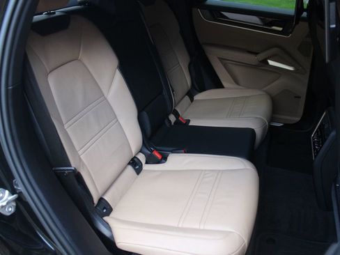 Used 2025 Porsche Cayenne Coupe AWD/4WD image 30