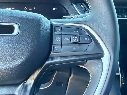 Used 2023 Jeep Grand Cherokee L Laredo image 36