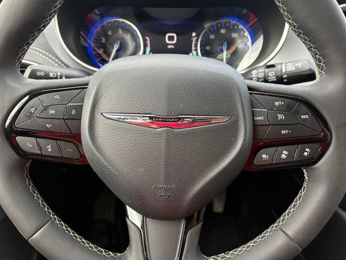 Used 2025 Chrysler Pacifica Limited FWD image 18