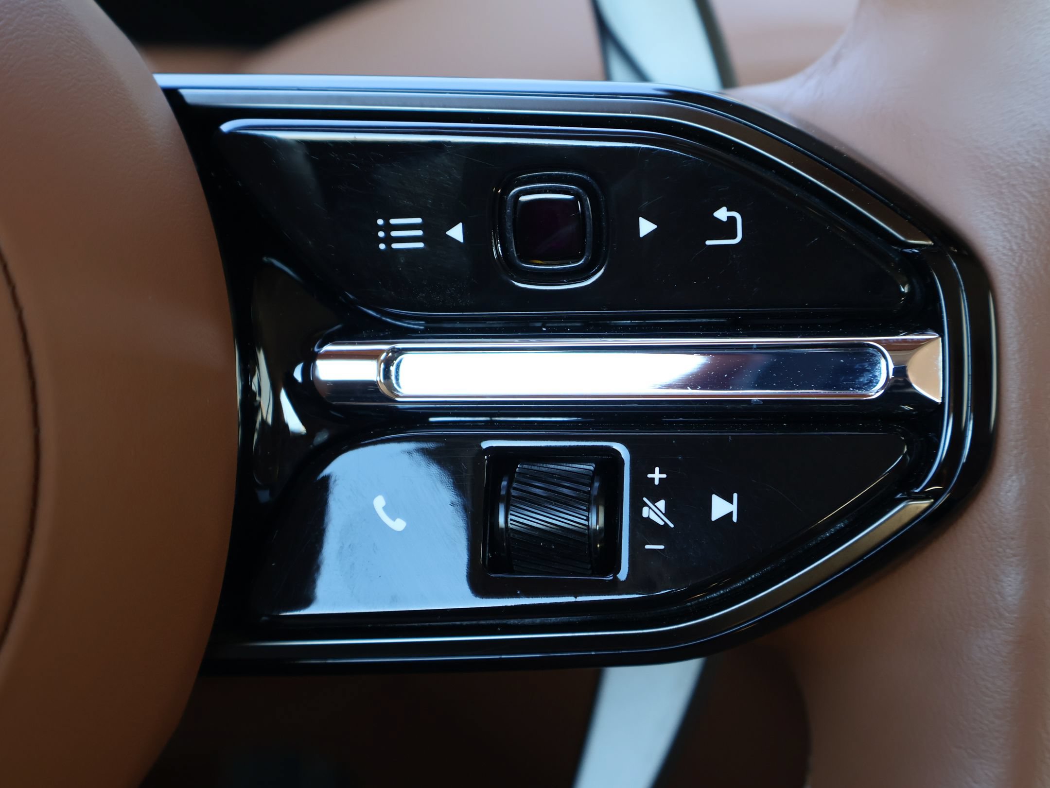 Used 2024 Aston Martin DB12 Convertible RWD image 16