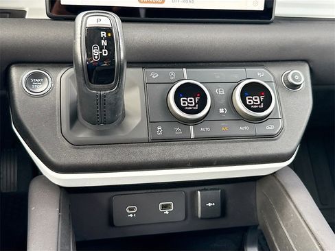 Used 2023 Land Rover Defender 90 SE image 17