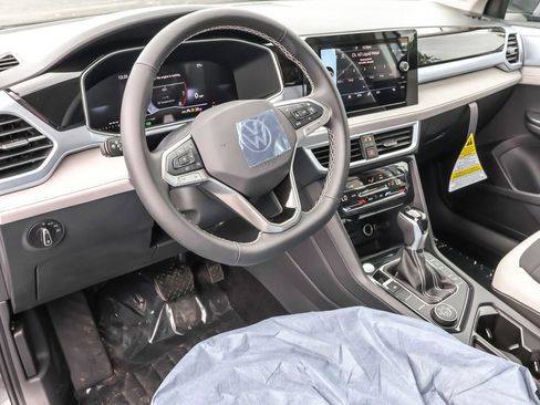 New 2025 Volkswagen Taos SE image 3